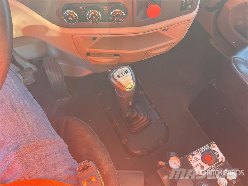 Peterbilt 579 8x4 Tri/A Dump Truck Самоскиди