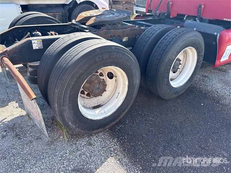 Peterbilt 587 中古トラクターヘッド | トレーラーヘッド