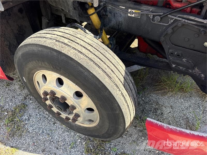 Peterbilt 587 中古トラクターヘッド | トレーラーヘッド