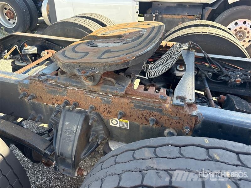 Peterbilt 587 中古トラクターヘッド | トレーラーヘッド