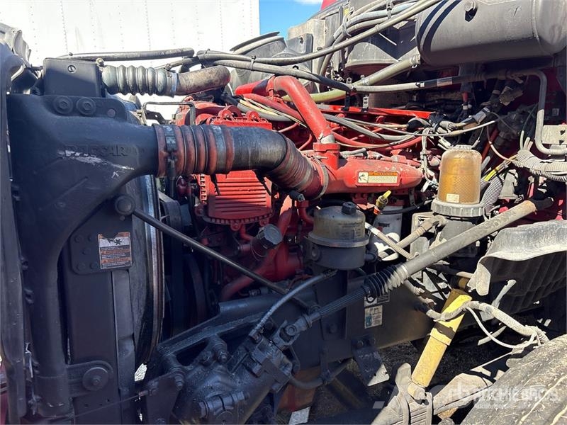 Peterbilt 587 中古トラクターヘッド | トレーラーヘッド