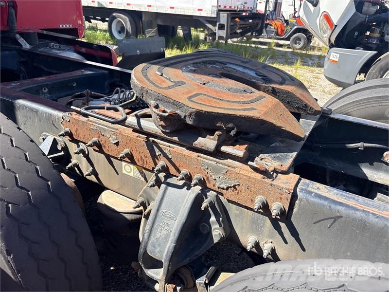 Peterbilt 587 中古トラクターヘッド | トレーラーヘッド