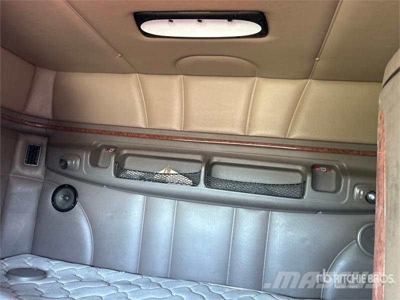 Peterbilt 587 中古トラクターヘッド | トレーラーヘッド