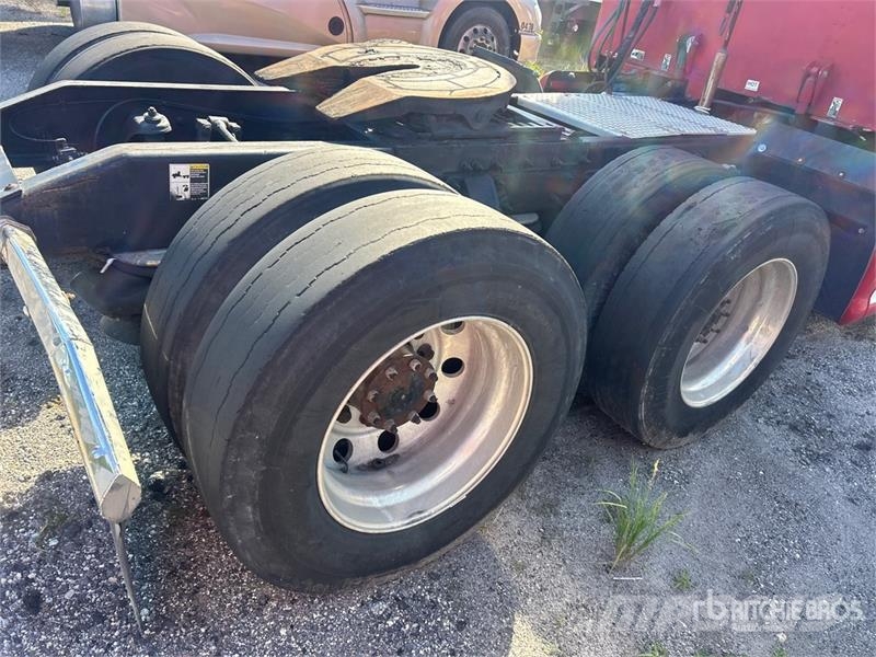 Peterbilt 587 中古トラクターヘッド | トレーラーヘッド