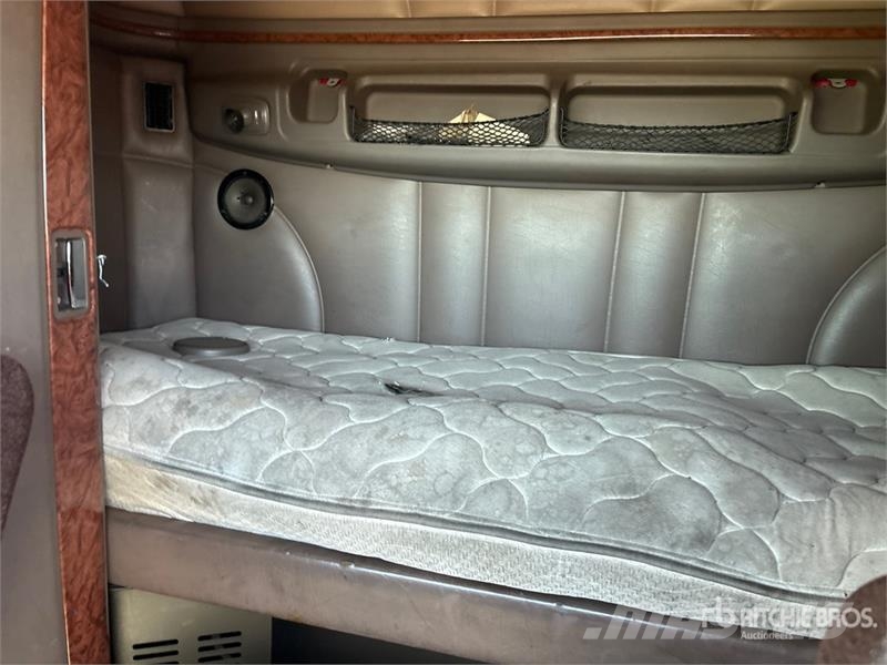 Peterbilt 587 中古トラクターヘッド | トレーラーヘッド