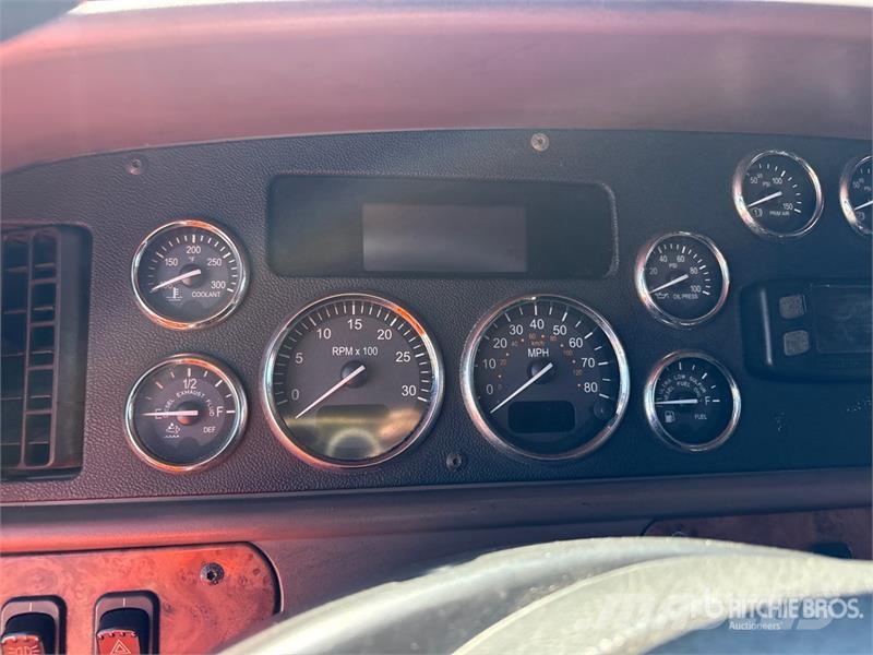 Peterbilt 587 中古トラクターヘッド | トレーラーヘッド