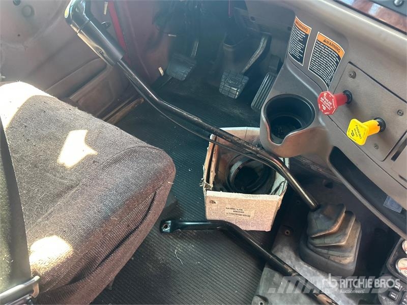 Peterbilt 587 中古トラクターヘッド | トレーラーヘッド