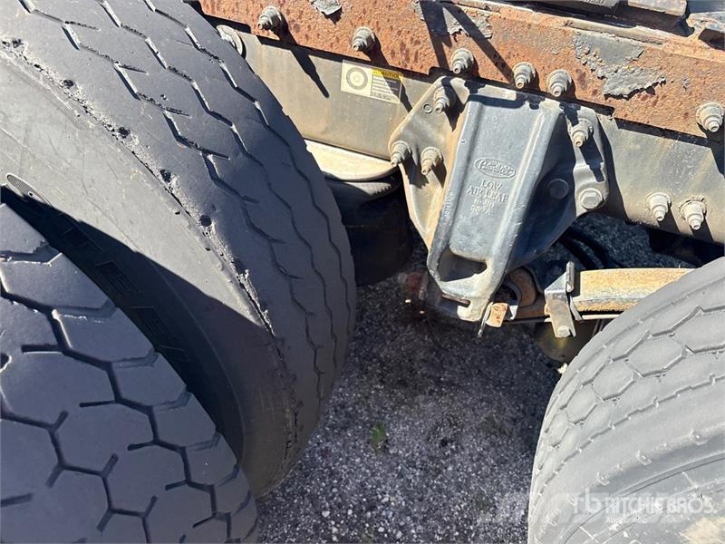 Peterbilt 587 中古トラクターヘッド | トレーラーヘッド