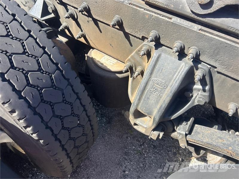 Peterbilt 587 中古トラクターヘッド | トレーラーヘッド