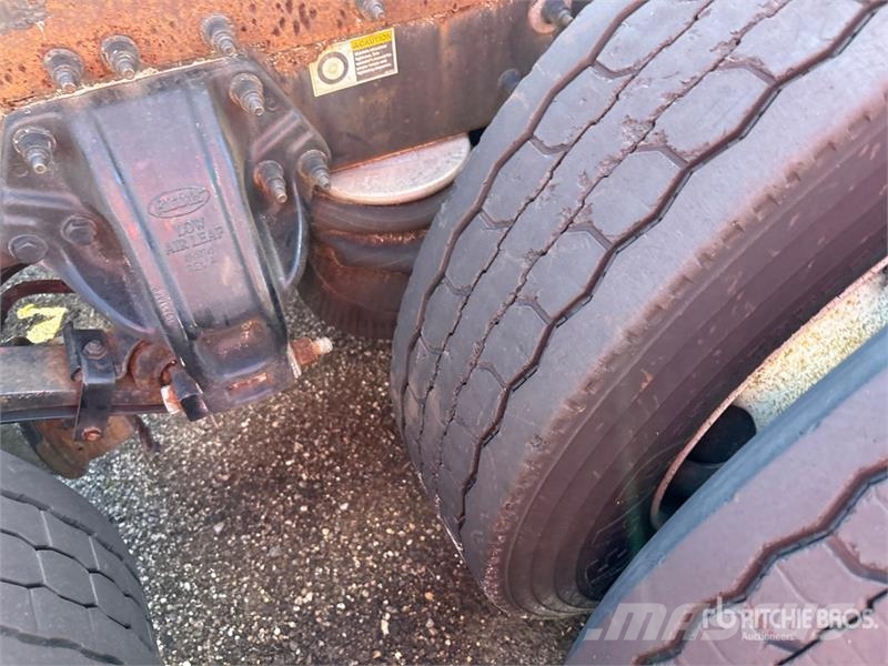 Peterbilt 587 中古トラクターヘッド | トレーラーヘッド