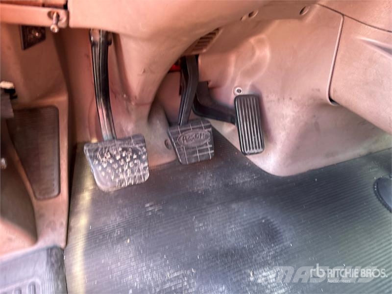 Peterbilt 587 中古トラクターヘッド | トレーラーヘッド
