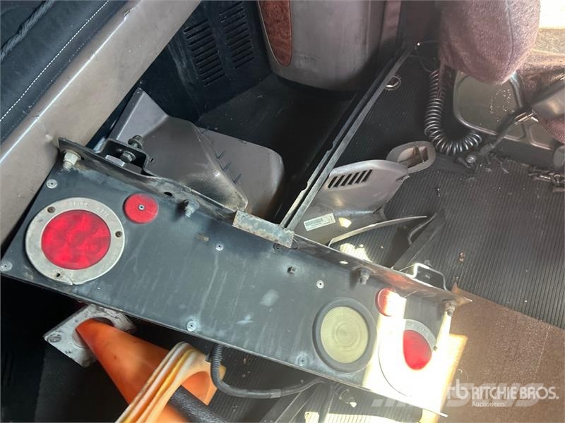 Peterbilt 587 中古トラクターヘッド | トレーラーヘッド