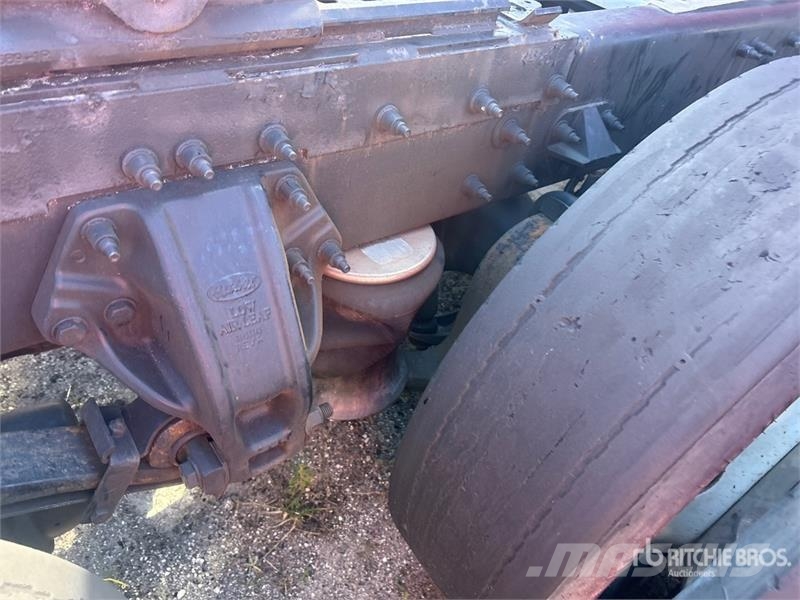 Peterbilt 587 中古トラクターヘッド | トレーラーヘッド