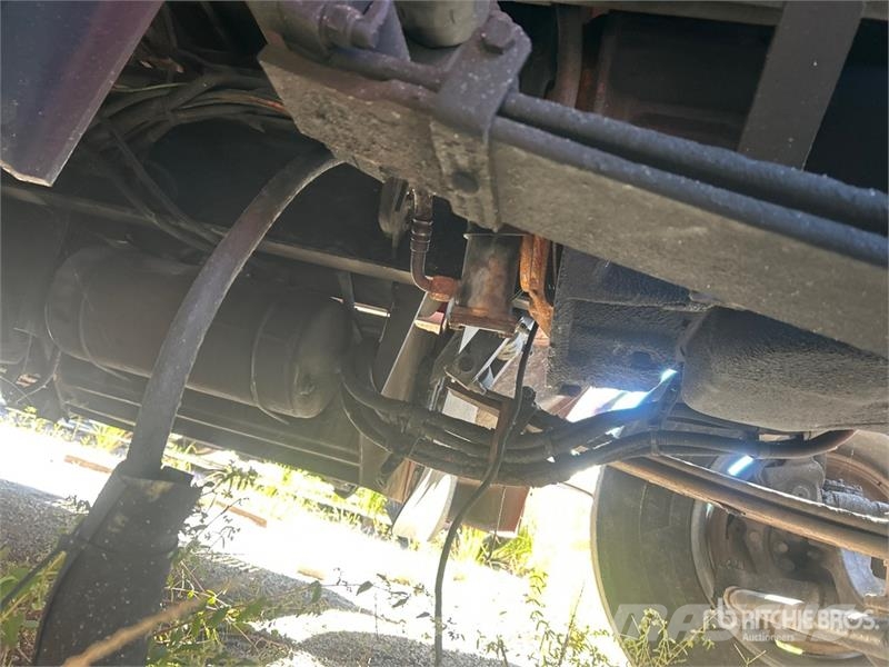 Peterbilt 587 中古トラクターヘッド | トレーラーヘッド