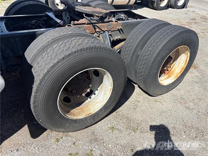 Peterbilt 587 中古トラクターヘッド | トレーラーヘッド