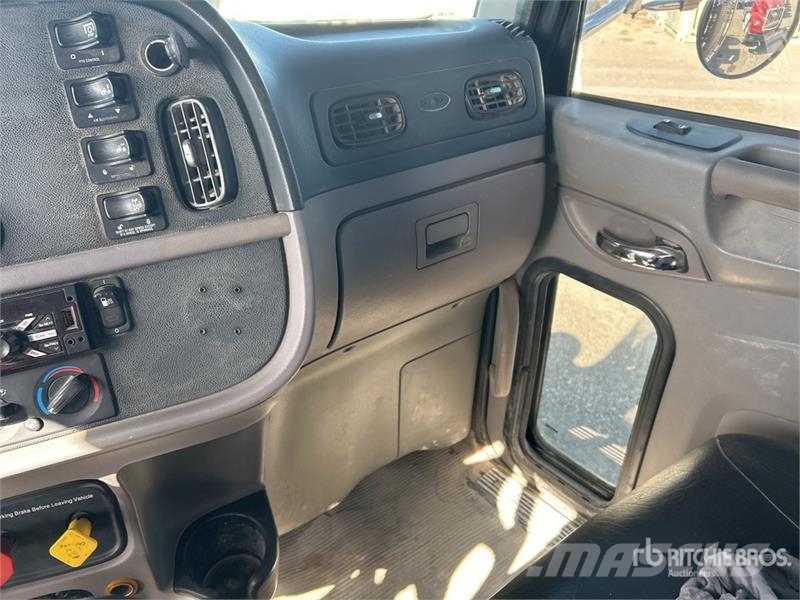 Peterbilt 6x4 T/A Day Cab Truck Tractor وحدات الجر