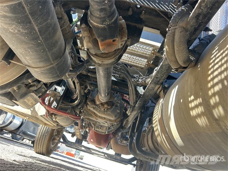 Peterbilt 6x4 T/A Day Cab Truck Tractor وحدات الجر