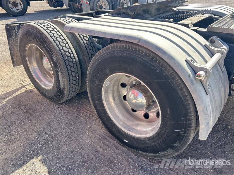 Peterbilt 6x4 T/A Day Cab Truck Tractor وحدات الجر