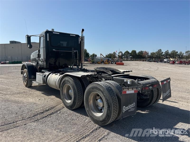 Peterbilt 6x4 T/A Day Cab Truck Tractor وحدات الجر