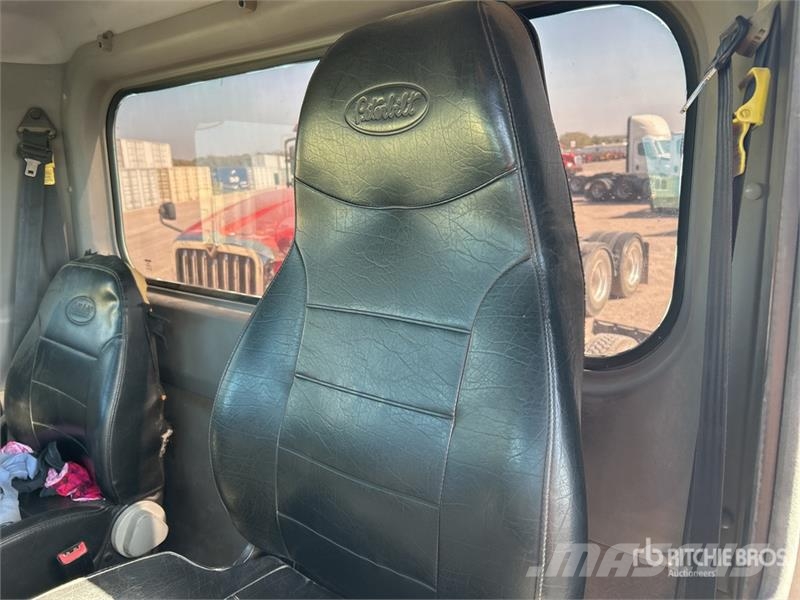 Peterbilt 6x4 T/A Day Cab Truck Tractor وحدات الجر