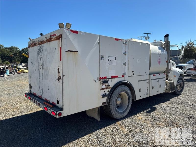 Peterbilt T335 1600 gal 4x2 Lube Truck Camiões-cisterna