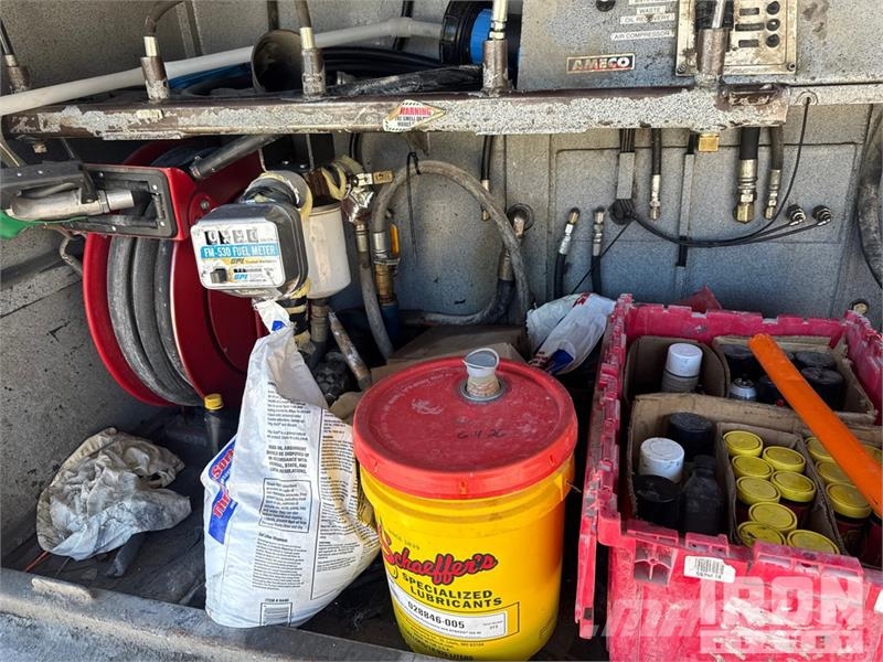 Peterbilt T335 1600 gal 4x2 Lube Truck Camiões-cisterna