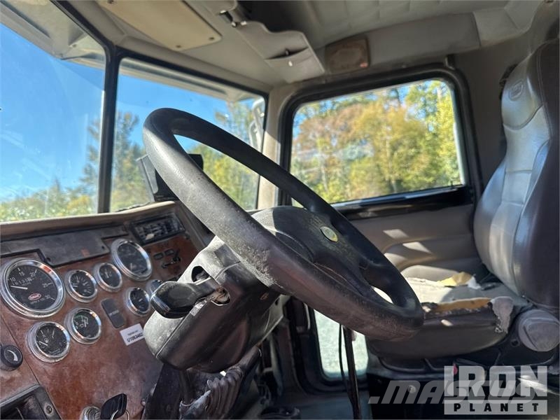 Peterbilt T335 1600 gal 4x2 Lube Truck Camiões-cisterna