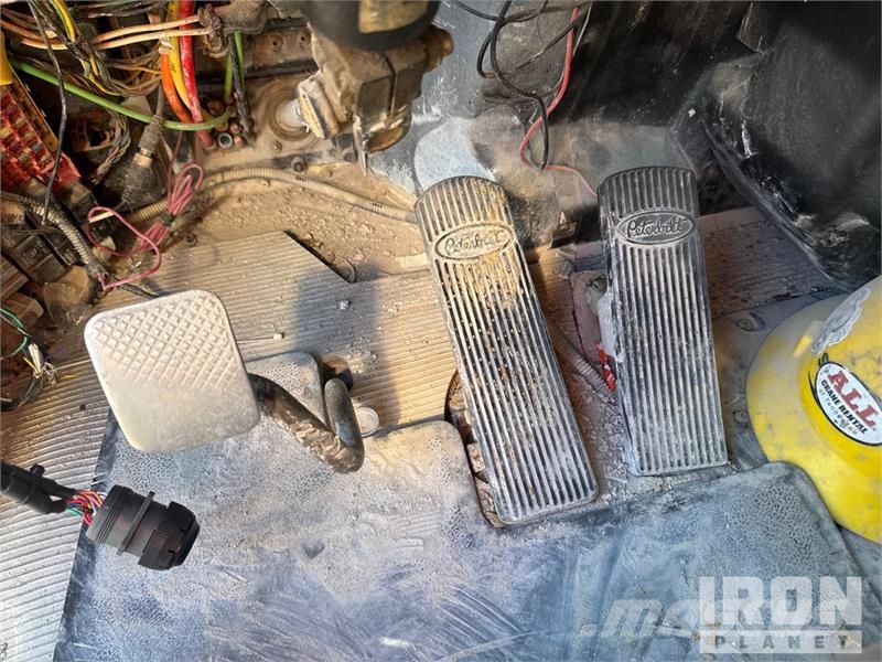 Peterbilt T335 1600 gal 4x2 Lube Truck Camiões-cisterna