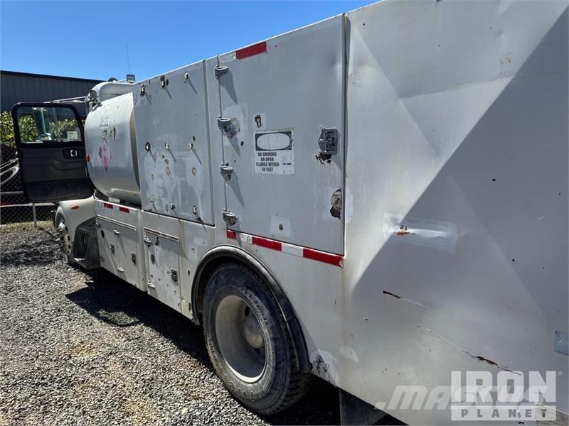 Peterbilt T335 1600 gal 4x2 Lube Truck Camiões-cisterna