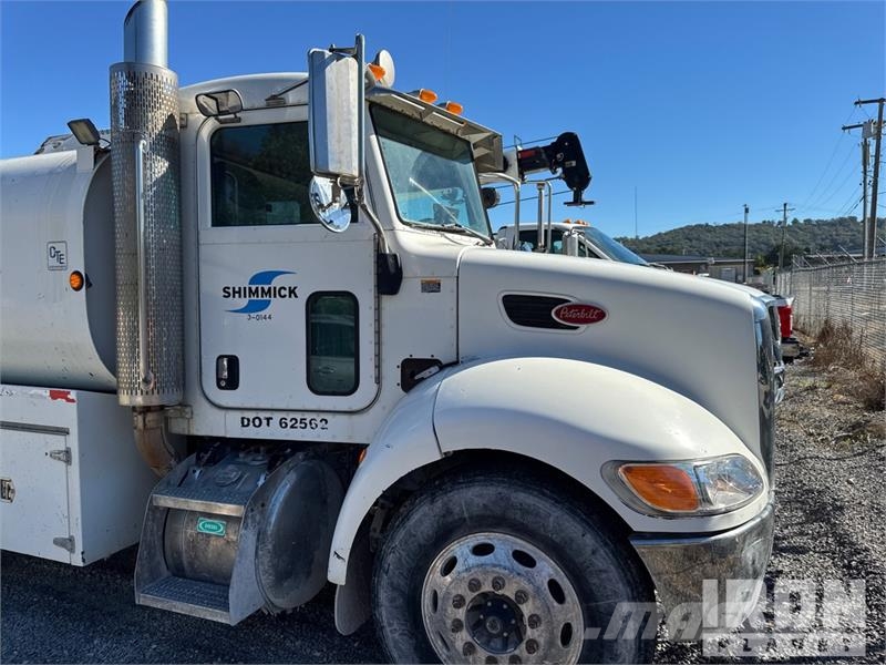 Peterbilt T335 1600 gal 4x2 Lube Truck Camiões-cisterna