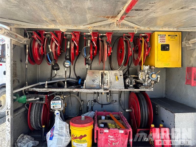 Peterbilt T335 1600 gal 4x2 Lube Truck Camiões-cisterna