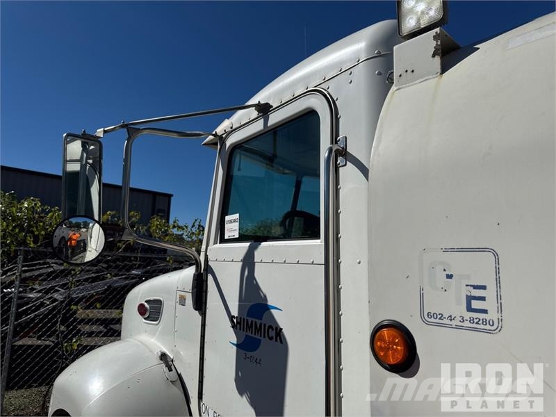 Peterbilt T335 1600 gal 4x2 Lube Truck Camiões-cisterna