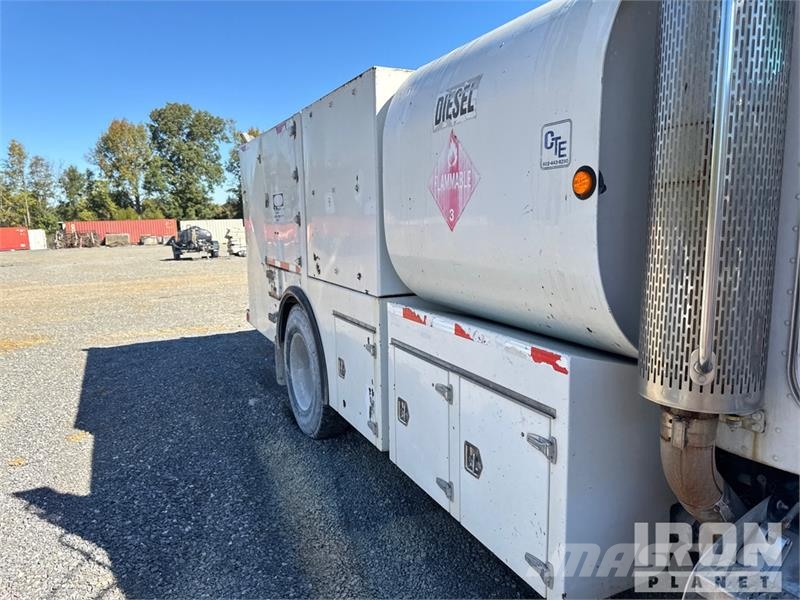 Peterbilt T335 1600 gal 4x2 Lube Truck Camiões-cisterna