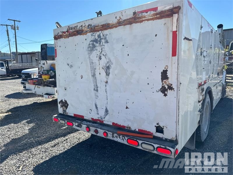 Peterbilt T335 1600 gal 4x2 Lube Truck Camiões-cisterna