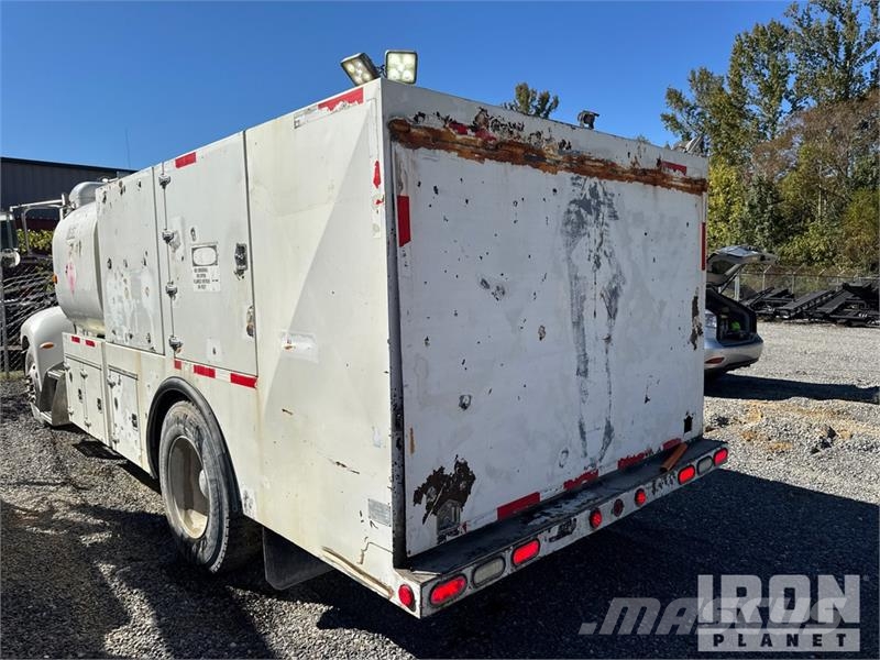 Peterbilt T335 1600 gal 4x2 Lube Truck Camiões-cisterna