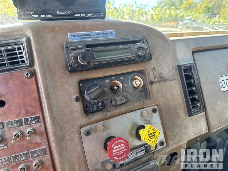 Peterbilt T335 1600 gal 4x2 Lube Truck Camiões-cisterna