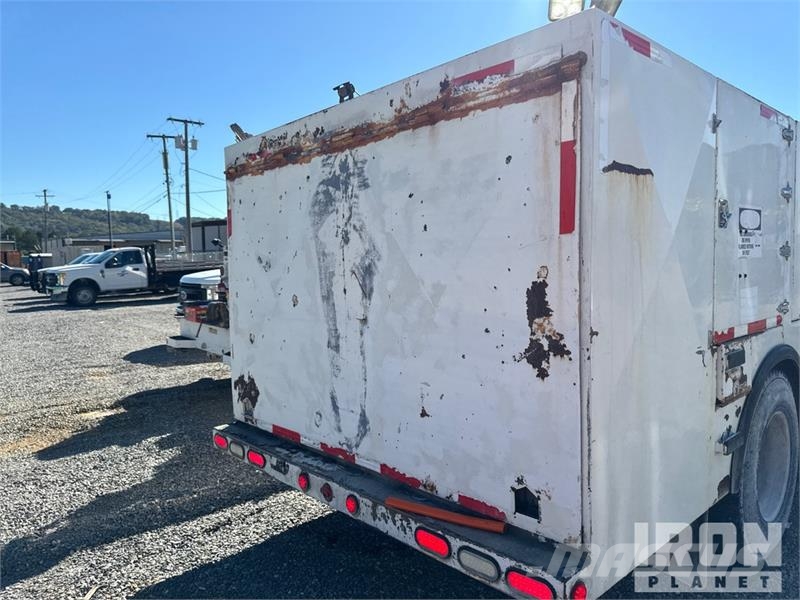 Peterbilt T335 1600 gal 4x2 Lube Truck Camiões-cisterna