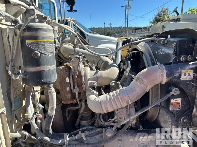 Peterbilt T335 1600 gal 4x2 Lube Truck Camiões-cisterna