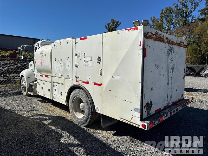 Peterbilt T335 1600 gal 4x2 Lube Truck Camiões-cisterna