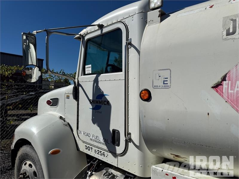 Peterbilt T335 1600 gal 4x2 Lube Truck Camiões-cisterna