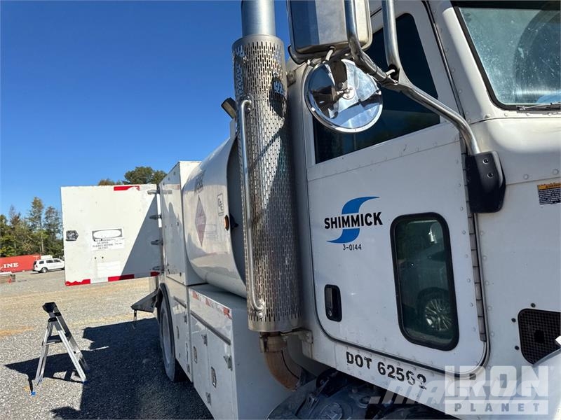 Peterbilt T335 1600 gal 4x2 Lube Truck Camiões-cisterna