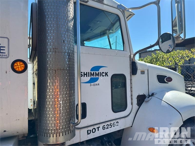 Peterbilt T335 1600 gal 4x2 Lube Truck Camiões-cisterna