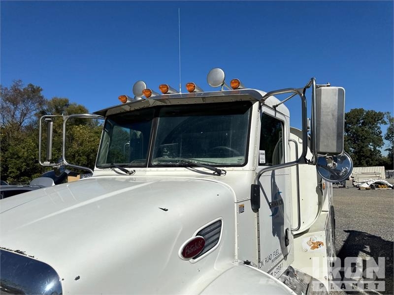 Peterbilt T335 1600 gal 4x2 Lube Truck Camiões-cisterna