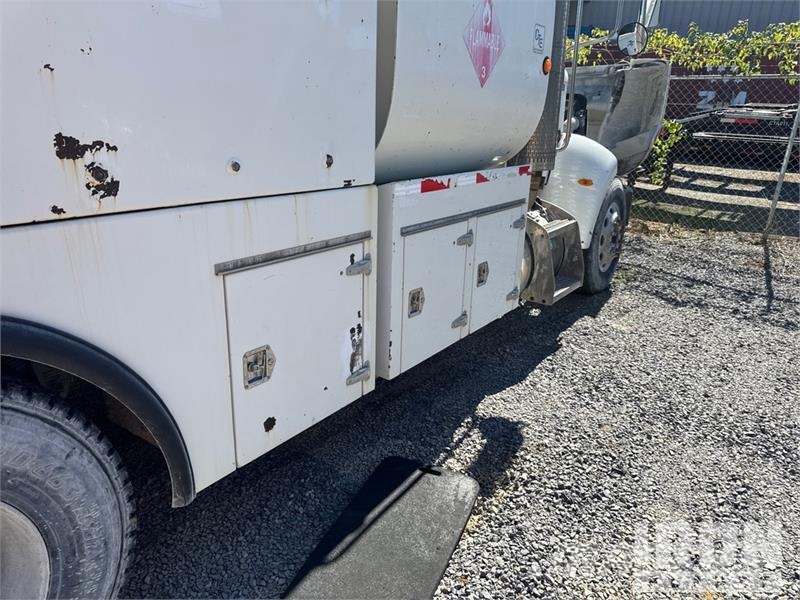 Peterbilt T335 1600 gal 4x2 Lube Truck Camiões-cisterna