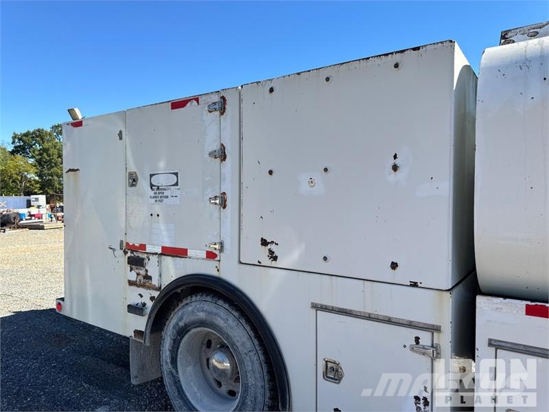 Peterbilt T335 1600 gal 4x2 Lube Truck Camiões-cisterna
