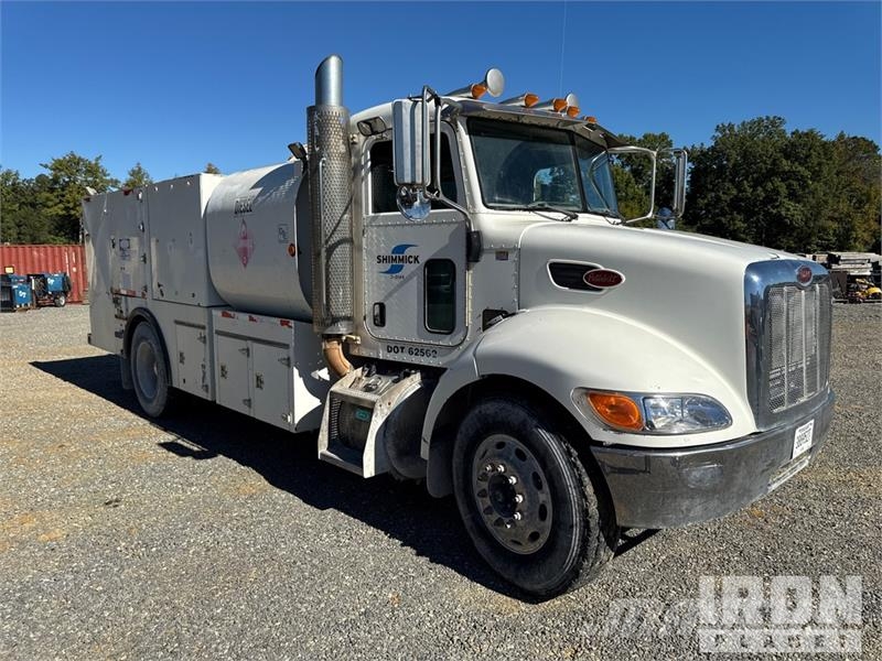 Peterbilt T335 1600 gal 4x2 Lube Truck Camiões-cisterna