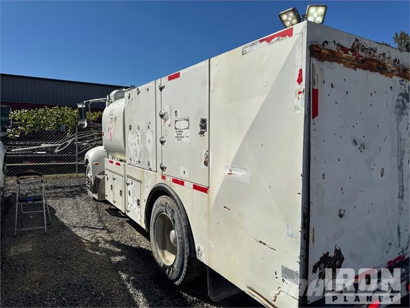Peterbilt T335 1600 gal 4x2 Lube Truck Camiões-cisterna