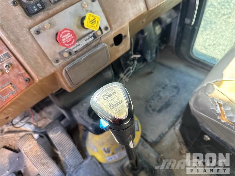 Peterbilt T335 1600 gal 4x2 Lube Truck Camiões-cisterna