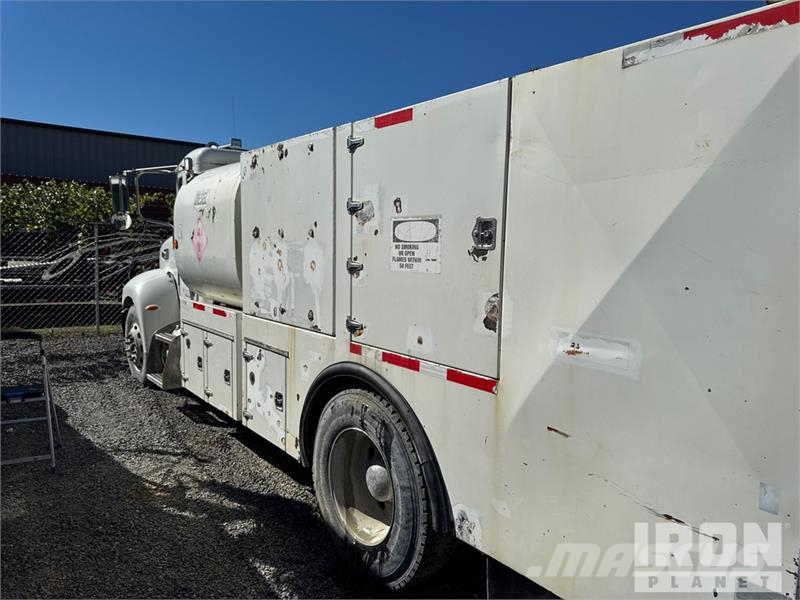 Peterbilt T335 1600 gal 4x2 Lube Truck Camiões-cisterna