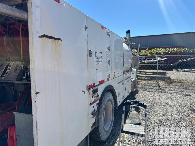Peterbilt T335 1600 gal 4x2 Lube Truck Camiões-cisterna
